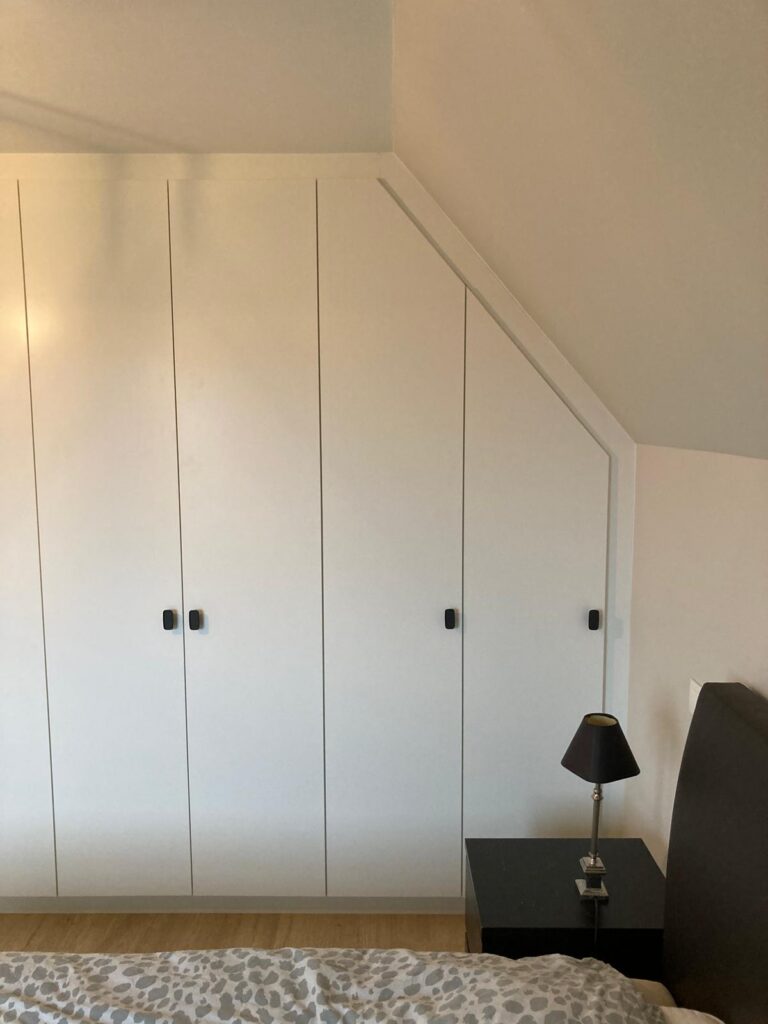 Kast onder schuine wand